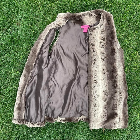 Betsey Johnson Faux Fur Fly Away Vest Size Large MSRP: $68.00 - Picture 15 of 15